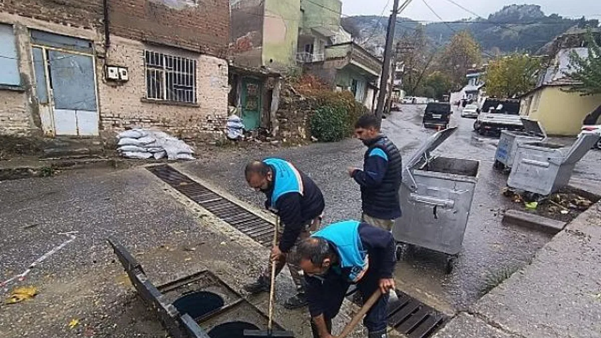 Büyükşehir ve MASKİ Ekipleri Siddetli Yağış ve Fırtınaya Karşı Sahada