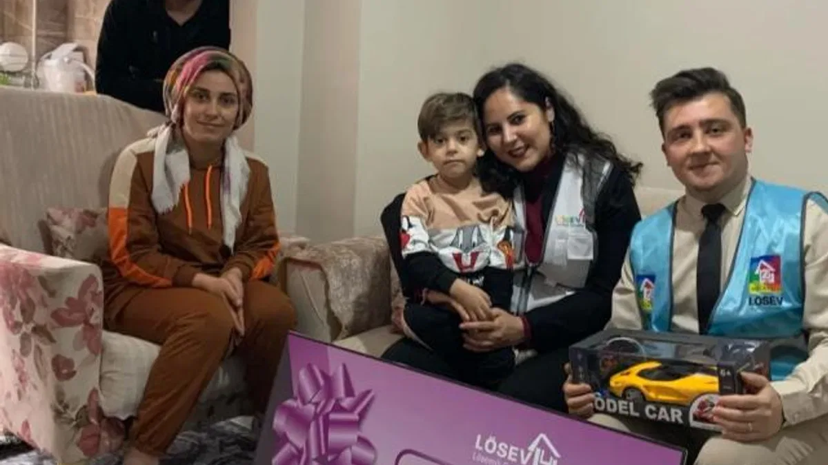 LÖSEV’den lösemi ve kanserle mücadele eden çocuklara yardım çeki
