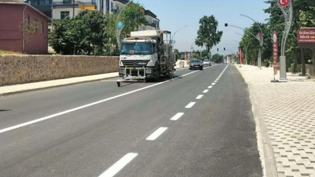 Kocaeli’de Kartepe İzmit Caddesine yol çizgisi