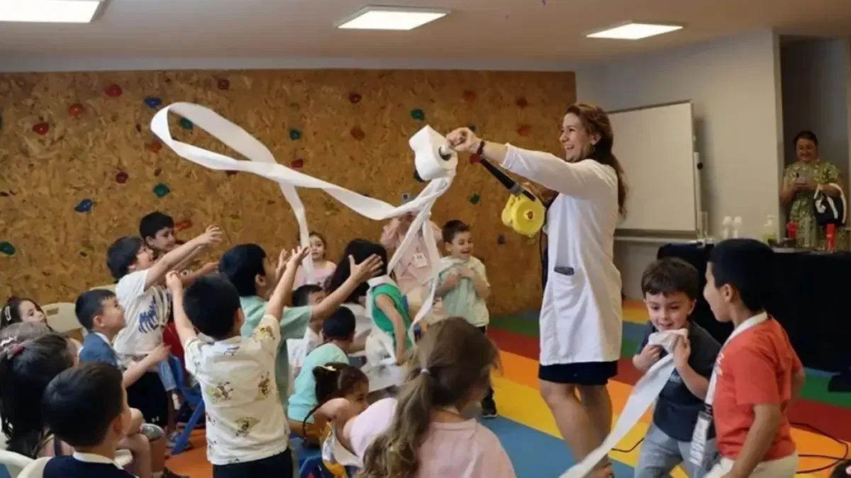 İstanbul’da minikler bilimin renkli dünyasını eğlenerek keşfediyor