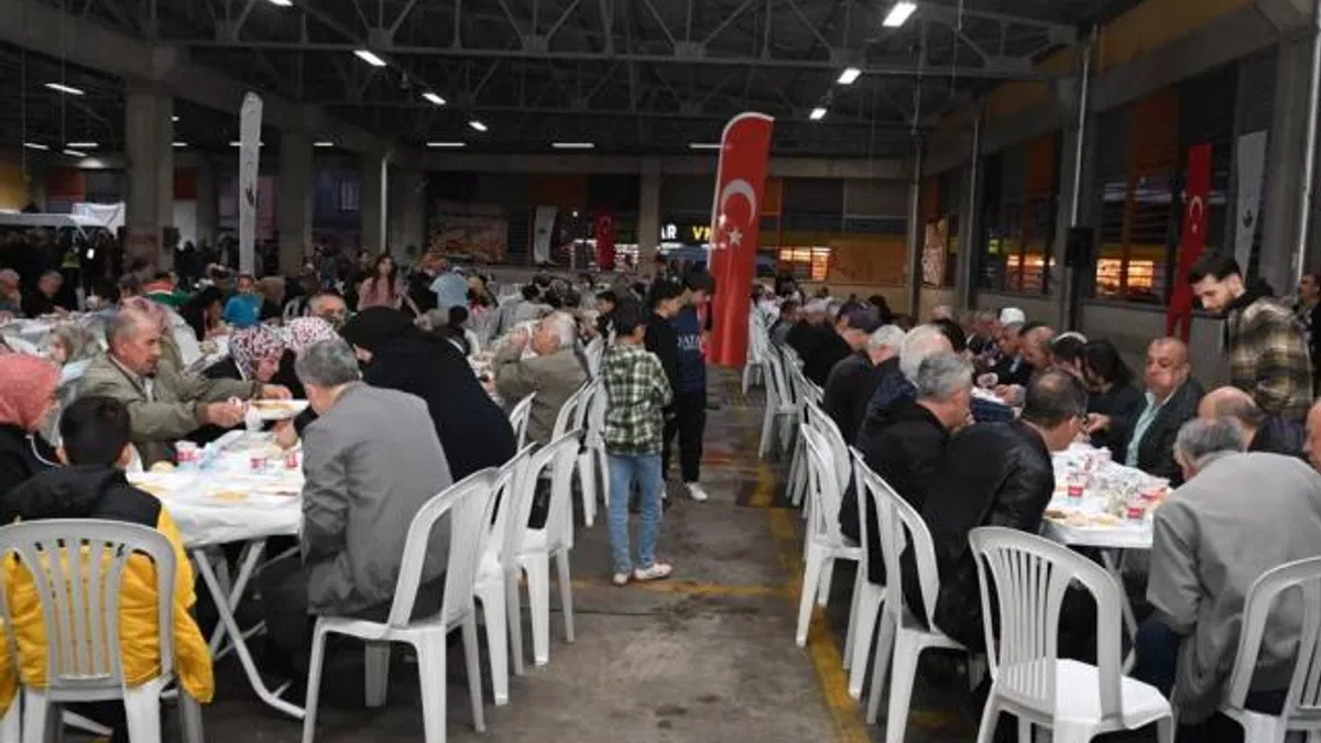 Bursa’da Osmangazi Belediyesi iftar sofrasında buluşturmaya devam ediyor