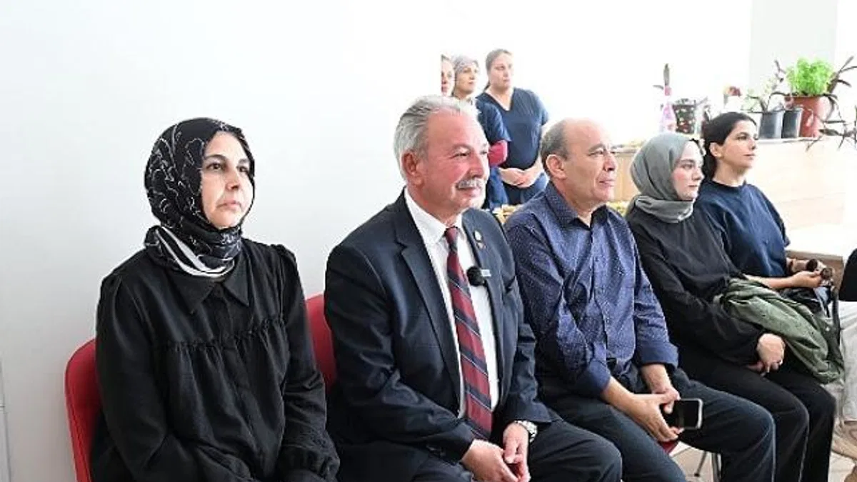 Salihli Belediye Başkanı Mazlum Nurlu, 1 Ekim Yaşlılar Günü dolayısıyla Salihli Huzurevini ziyaret etti.