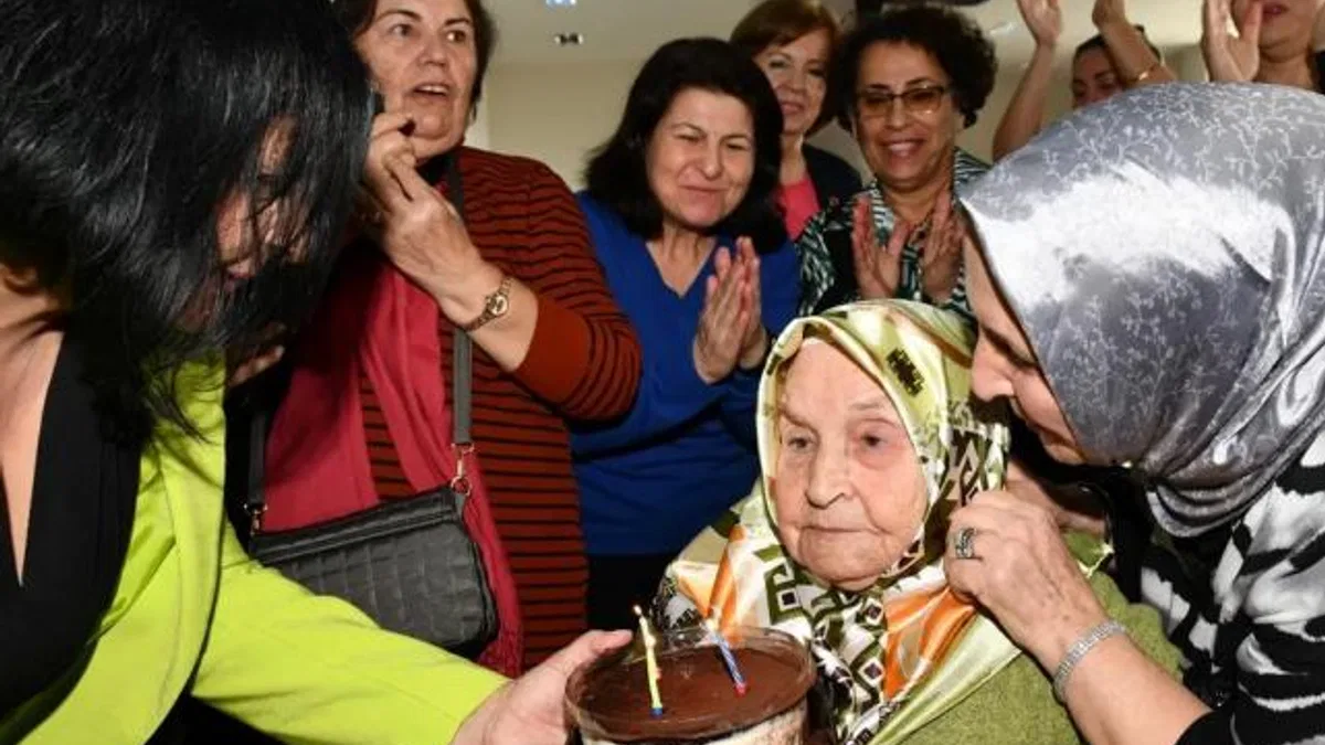 103 yaşındaki Hüsniye Teyze’ye sürpriz doğum günü