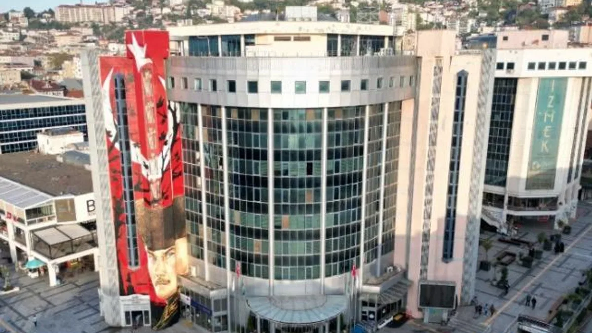 İzmit Belediyesi, ruhsat işlemlerini yerine getirmeyen işletmeleri uyardı