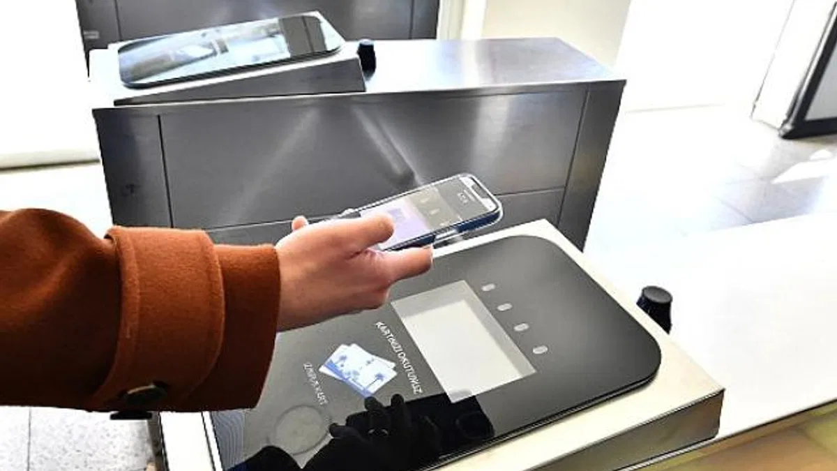 Kart taşıma, bakiye yükleme derdi yok, akıllı telefon var Toplu ulaşımda “Dijital İzmirim Kart” rahatlığı