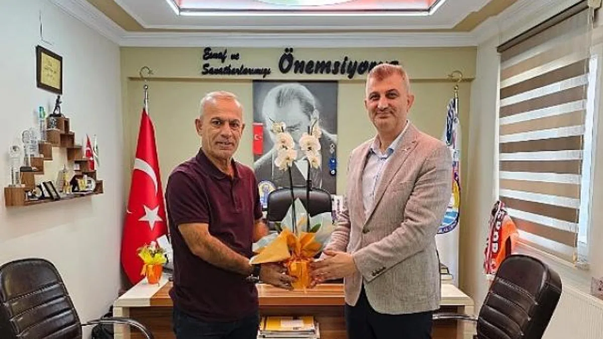 Gölcük Belediye Başkanı Ali Yıldırım Sezer, Ahilik Haftası kapsamında Gölcük Esnaf ve Sanatkârlar Odası’nı ziyaret etti.