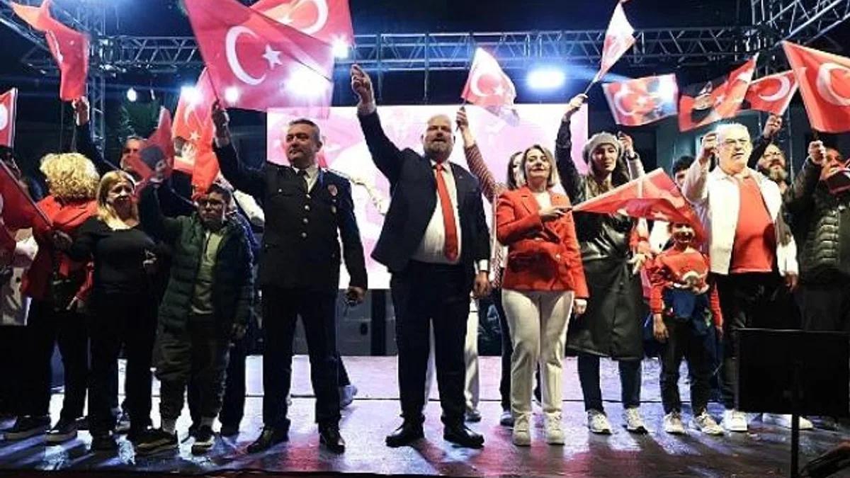 Menemen’de Binler, Cumhuriyet Aşkıyla Yürüdü