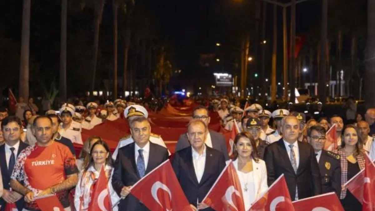 Başkan Seçer, Mersinlilerle ‘Bayrak Yürüyüşü’nde buluştu