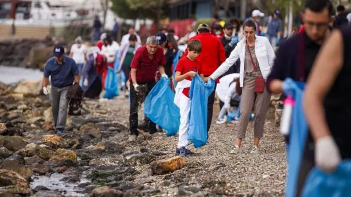 İzmirlilerden rekor için kıyı temizliği