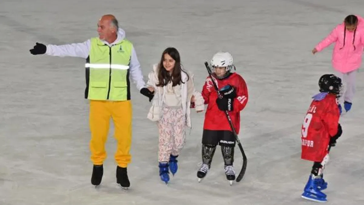 Manisalı çocuklara buz pateni keyfi