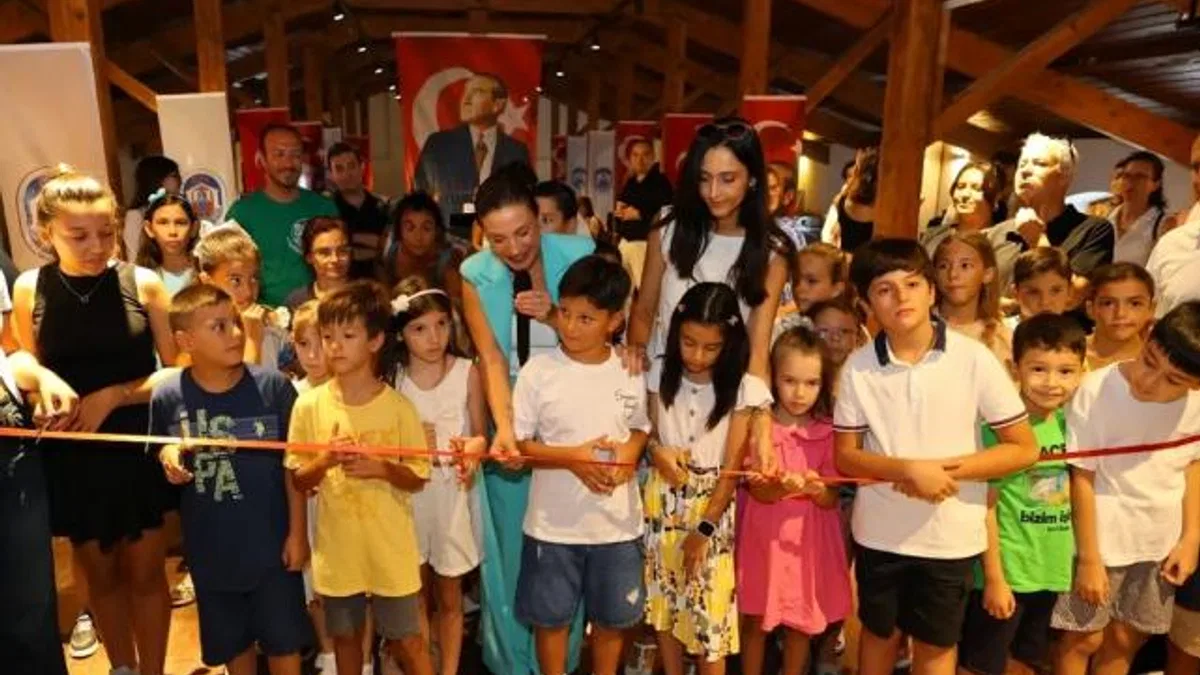 Efes Selçuk’ta barışın renkleri çocukların ellerinden yükseldi