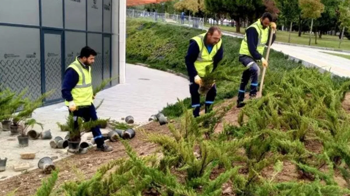 Dilovası Millet Bahçesi’nde dip köşe temizliği
