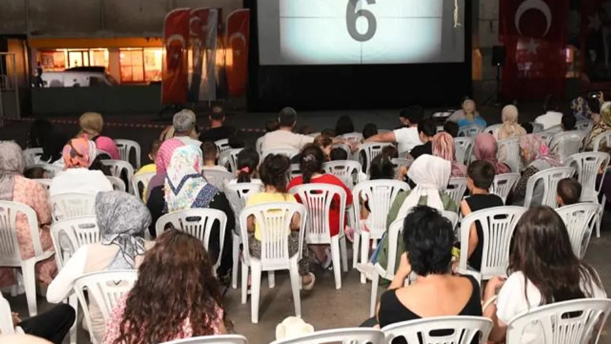 Bursa Osmangazi’de çocuklar açık hava sinemasında buluştu
