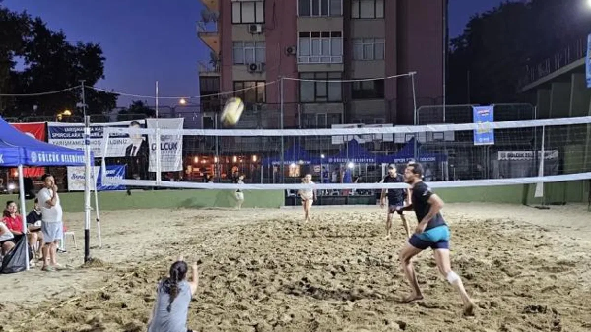 Kocaeli Gölcük’te plaj voleybolu turnuvası büyükler kategorisinde sona erdi
