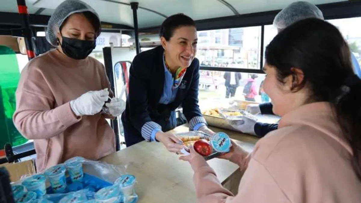 İzmir’de öğrenci otobüsünde Kent Lokantası dayanışması