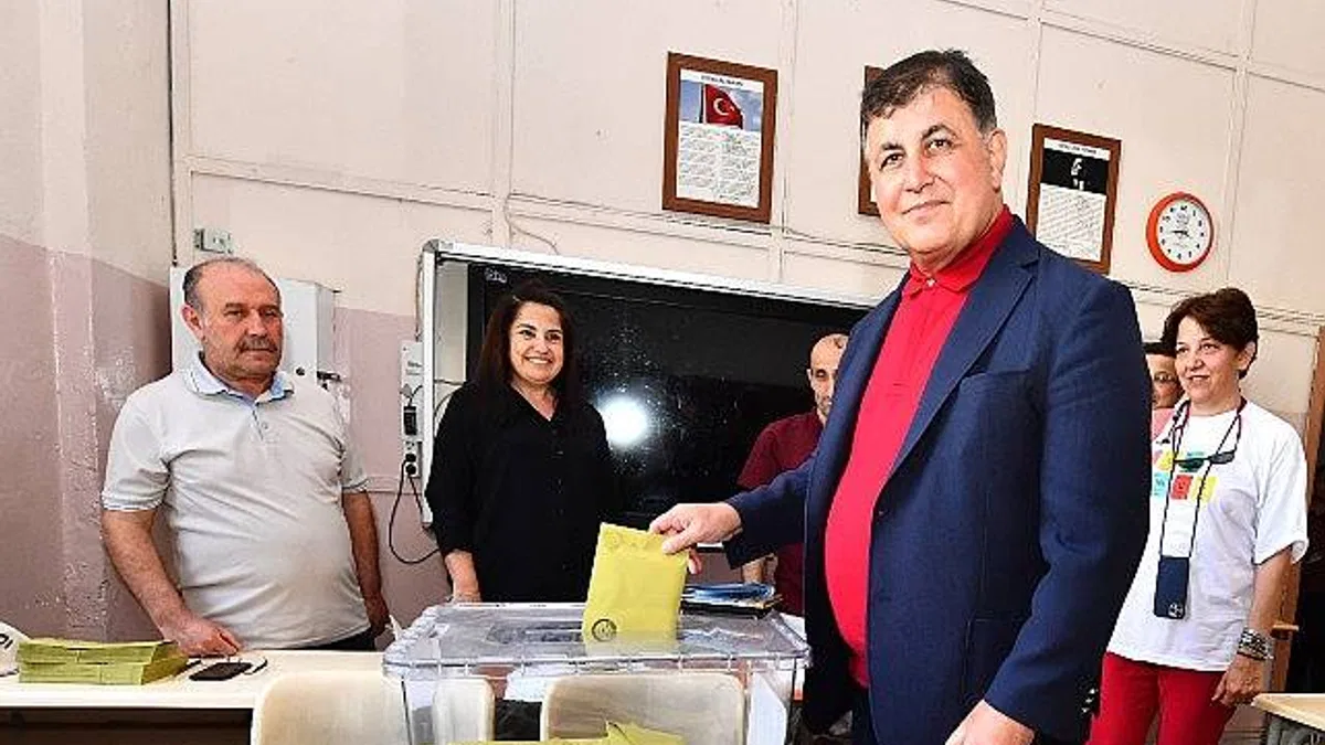 Başkan Cemil Tugay İzmir Tabip Odası seçimlerinde oyunu kullandı