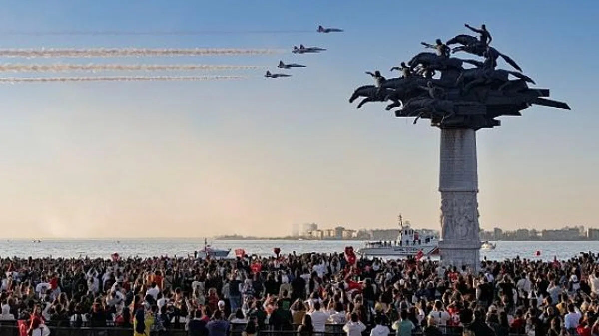 Türk Yıldızları gökyüzünü kırmızı beyaza boyadı