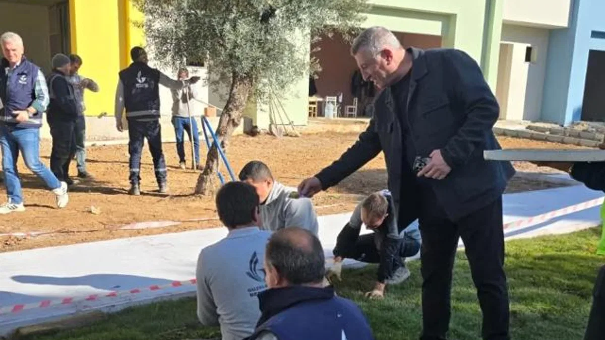 İzmir Güzelbahçe’de saha çalışanlarına baklavalı teşekkür
