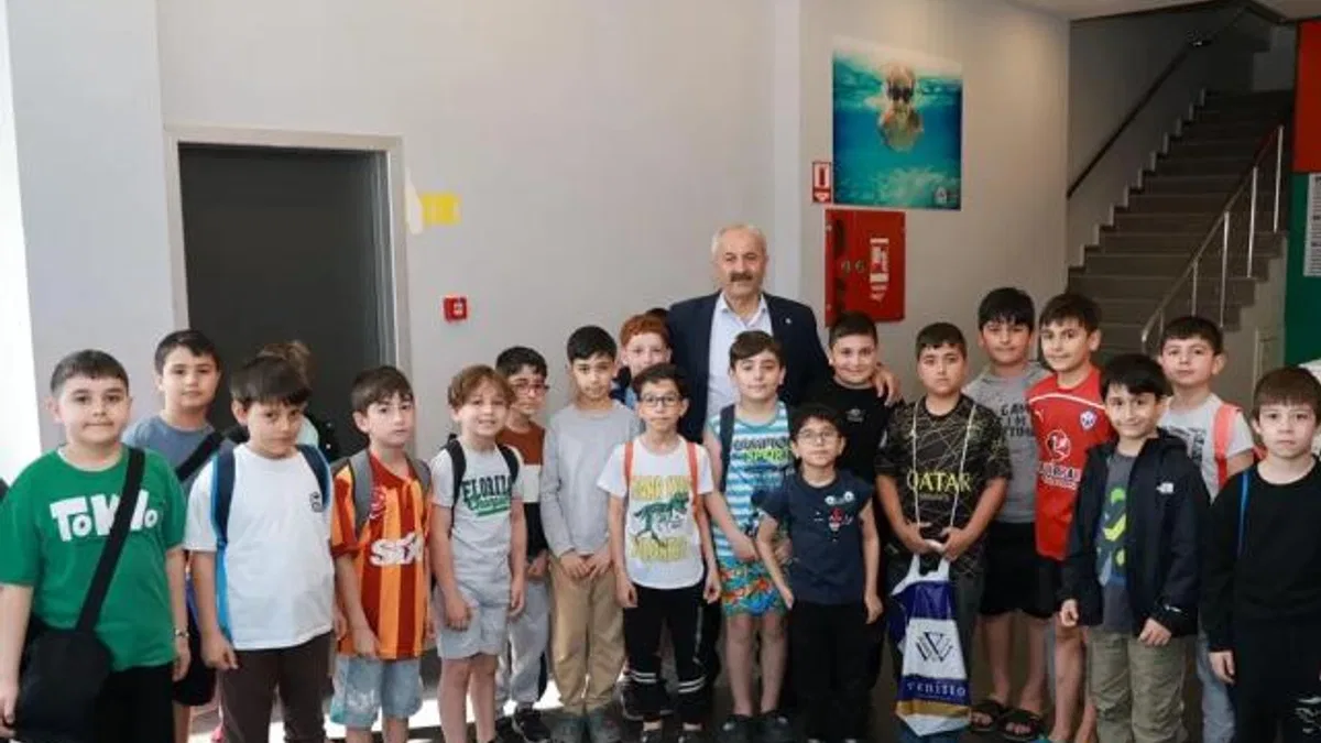 Gebze’de minik yüzücülere Başkan Büyükgöz’den ziyaret