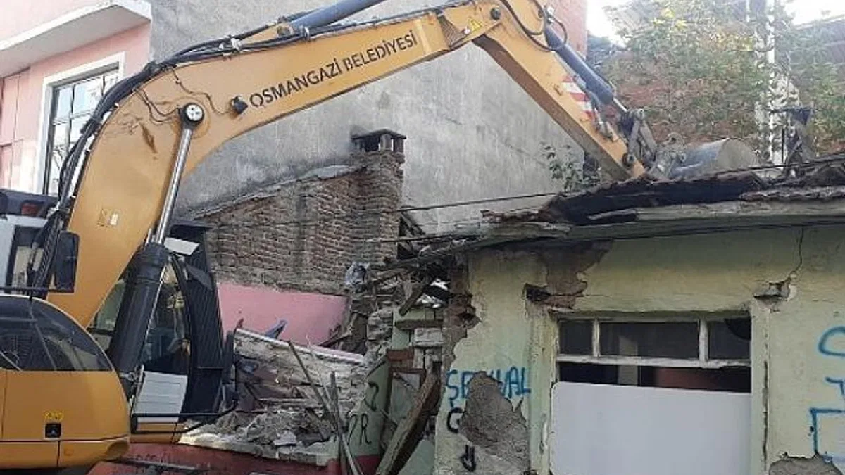Tehlike saçan metruk bina yıkıldı