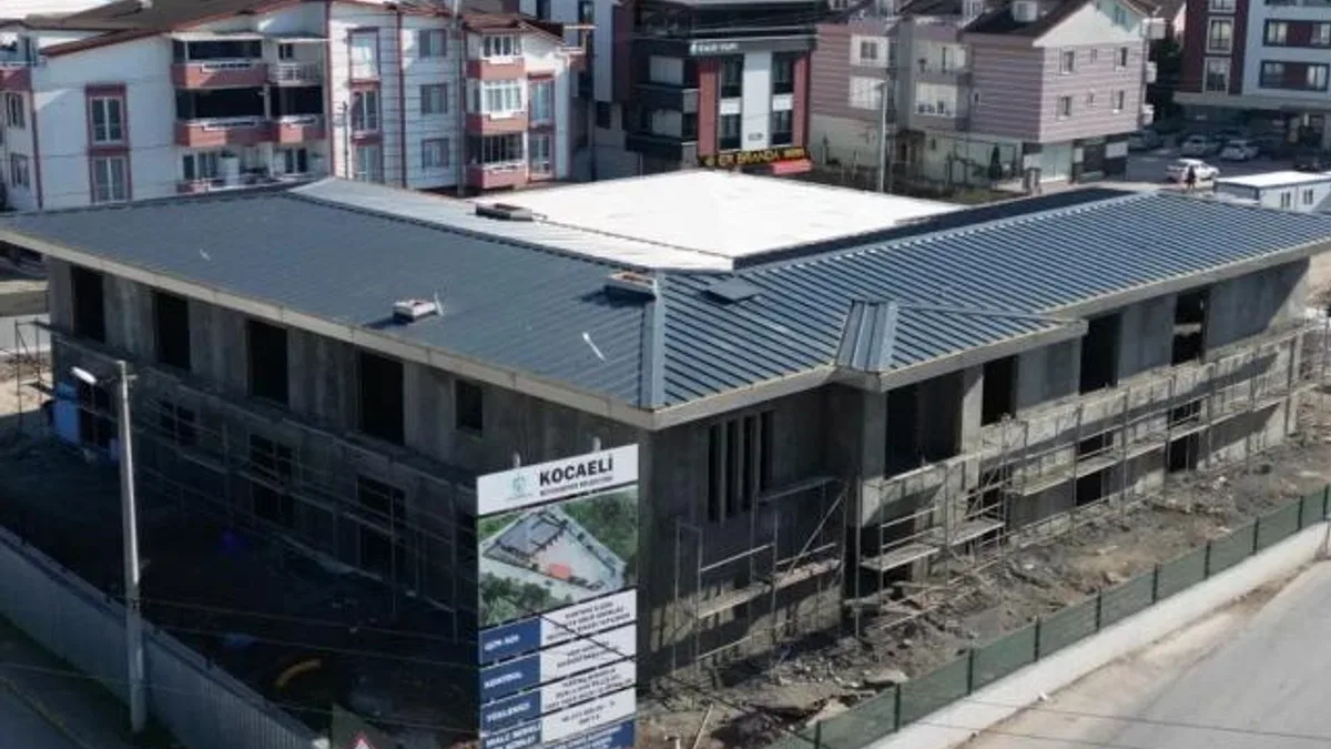 Kocaeli Kartepe itfaiye müfreze binasında çalışmalar yarıya gelindi