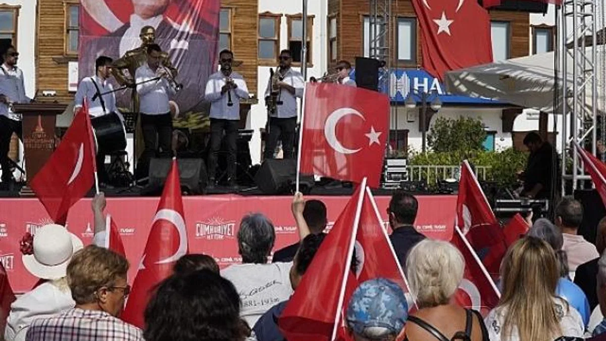 Menderes’te 7’den 70’e Cumhuriyet sevinci