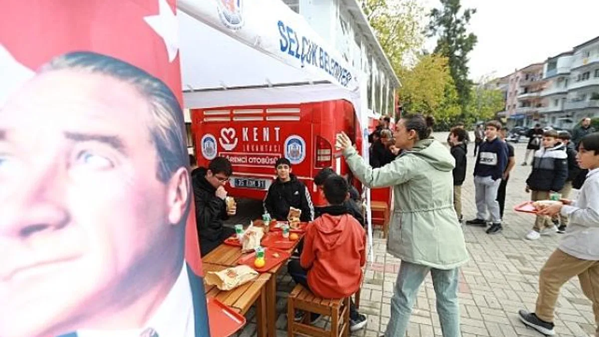 Efes Selçuk’ta Her Şey Çocuklar İçin: Öğrenci Otobüsü Büyük İlgi Gördü