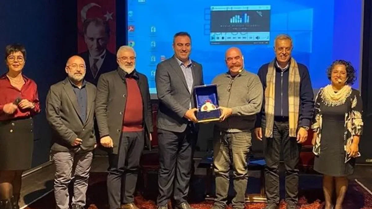 ‘Bursa Bellek- Kent Söyleşileri’nde ilk konuk Ezel Akay