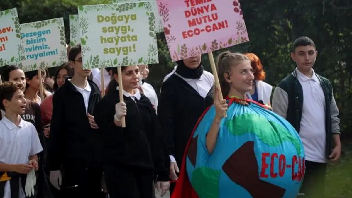 Sakarya’da gençler çöp ve pankartlarla Sapanca Gölü’nden çağrı yaptı