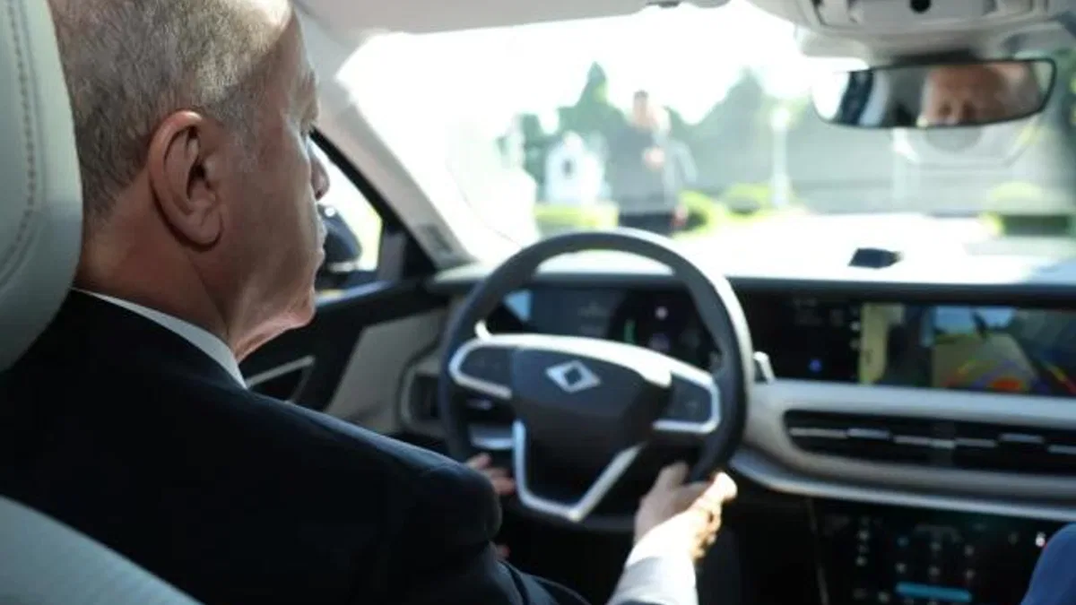 Cumhurbaşkanı Erdoğan, Togg T10F Sedan modelini test etti… Erdoğan Togg T10F’nin direksiyonunda