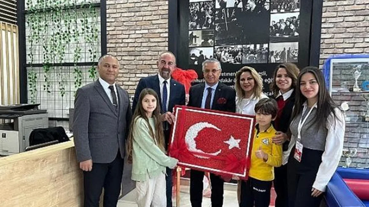Öğrencilerden Başkan Topaloğlu’na Türk bayrağı
