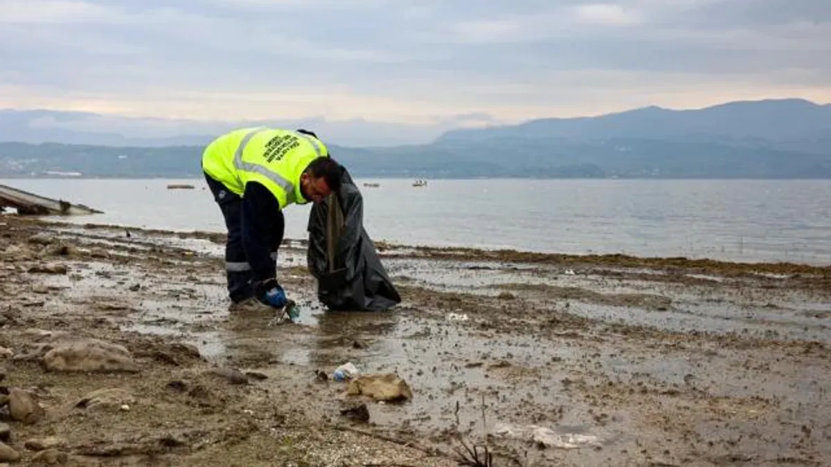 Sapanca Gölü’nde ekosistemi koruyan kıyı temizliği