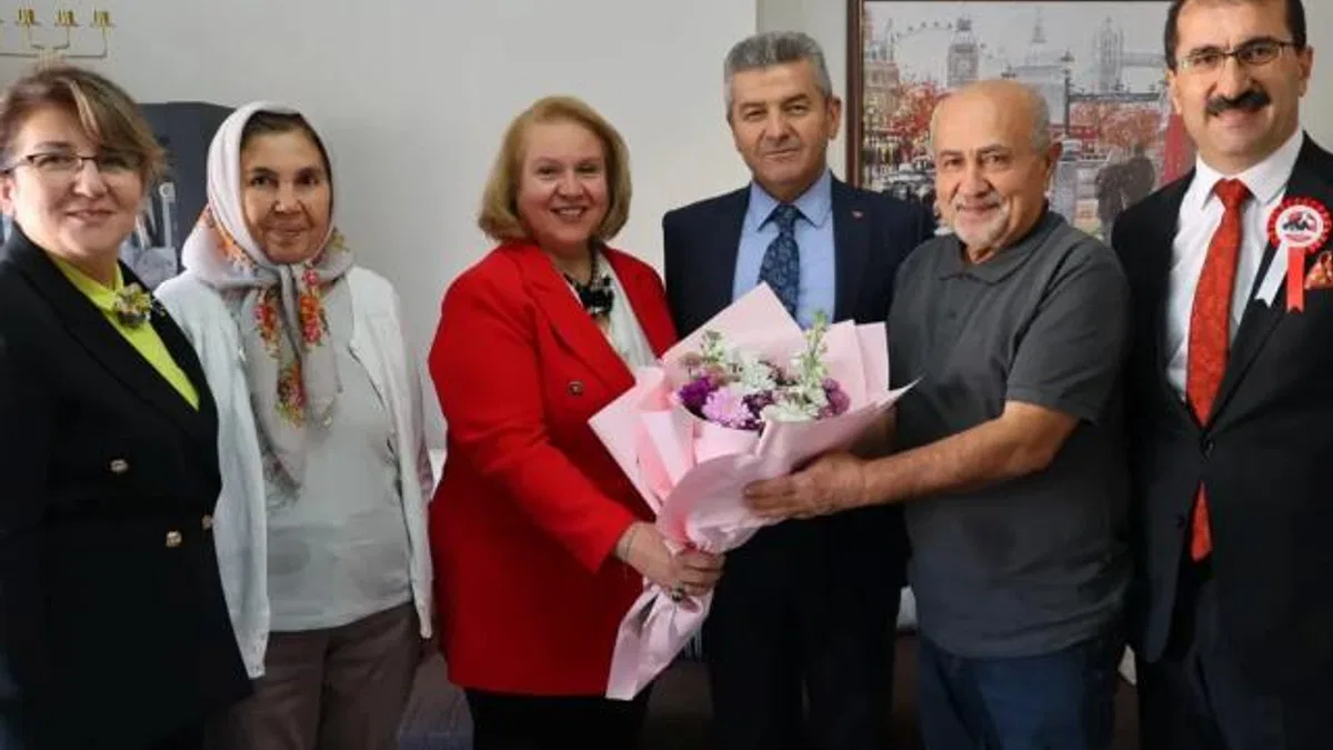 Artvin Valisi Ergün’den emekli öğretmene anlamlı ziyaret