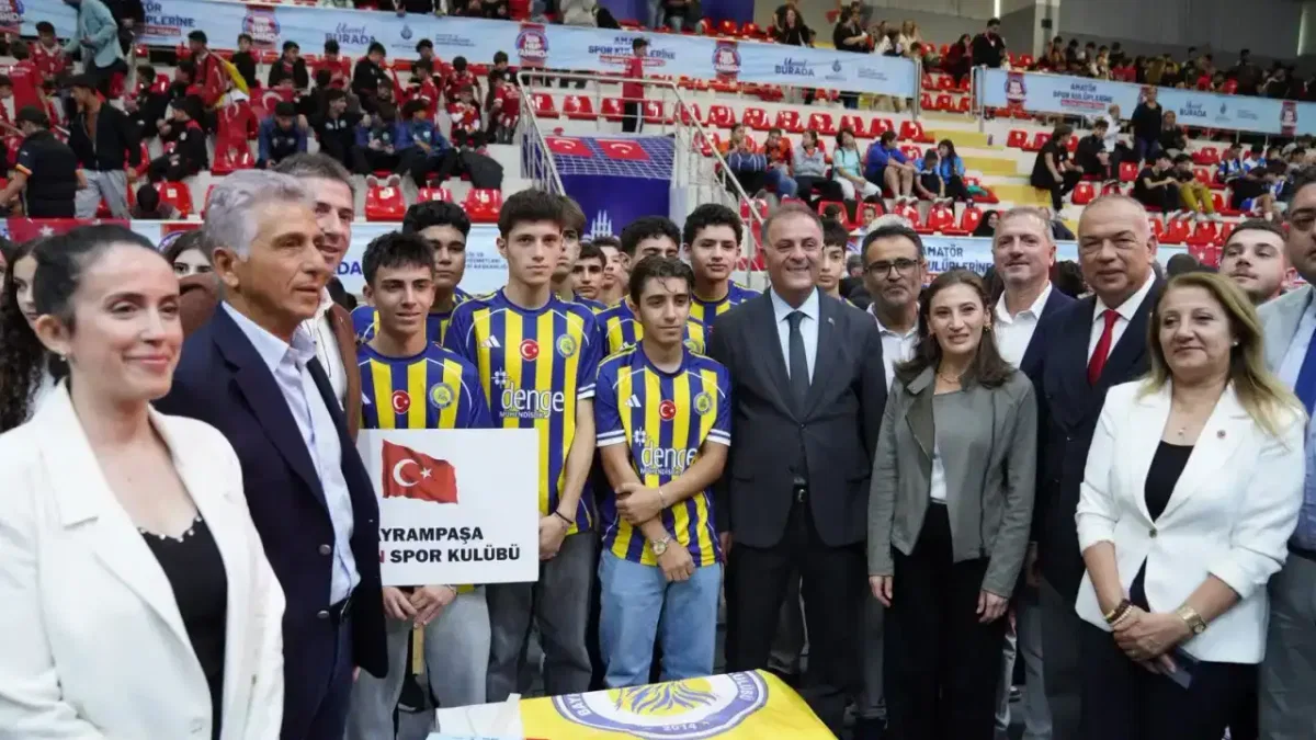 İstanbul Büyükşehir amatör spor kulüplerine malzeme dağıttı