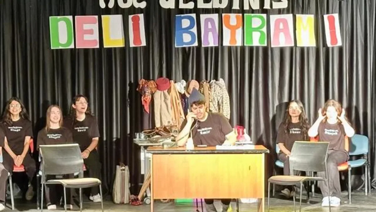 Genç İzmir’den tiyatroseverlere ‘Deli Bayramı’ oyunu