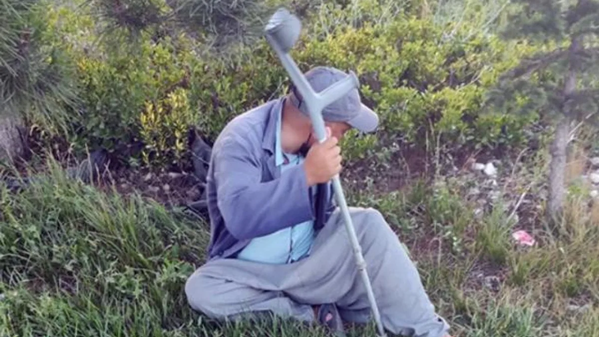 Topladığı paraları koltuk değneğine zulaladı