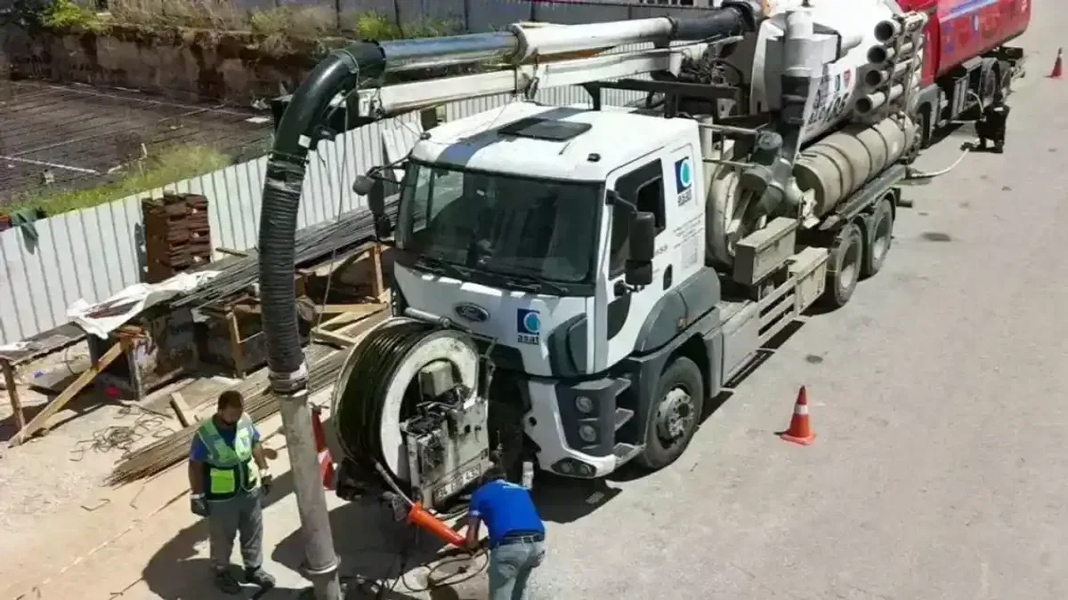 Antalya’da kanalizasyon hattı temizliği sürüyor