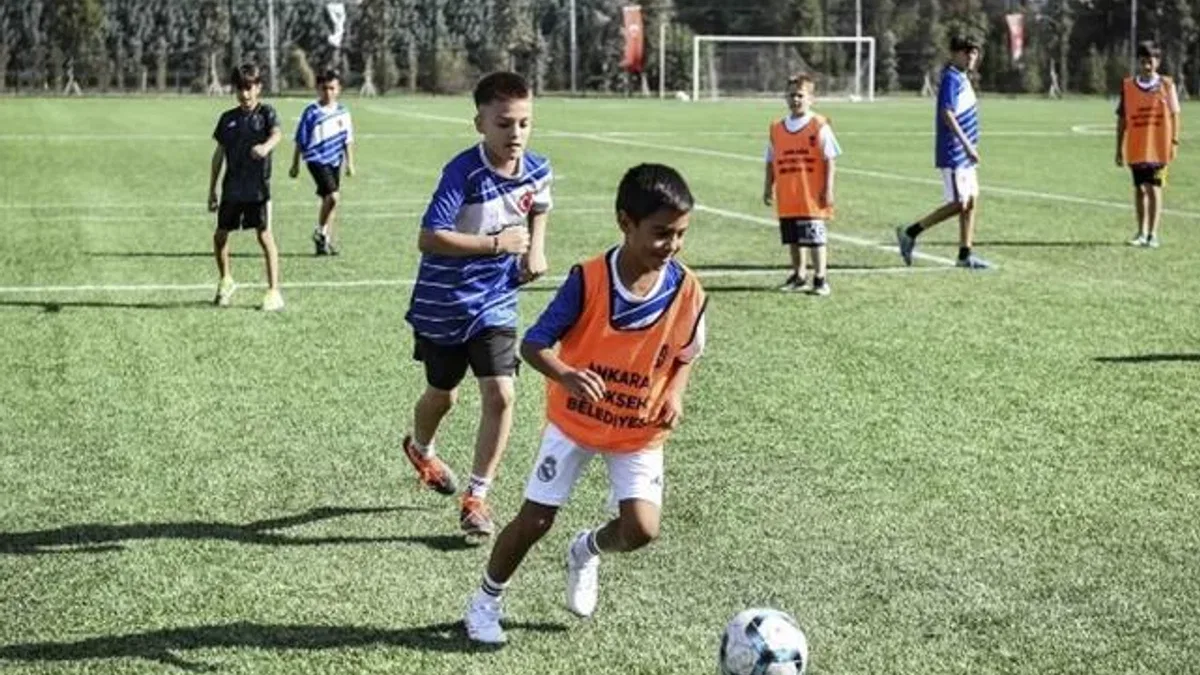 Başkentli minikler yaz tatilinde futbolla buluştu
