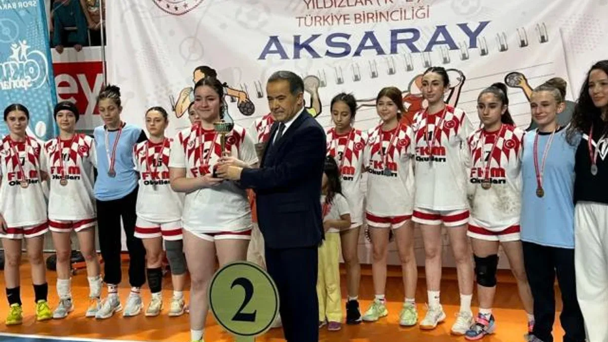 Mudanya’nın yıldız hentbolcuları Türkiye ikincisi oldu