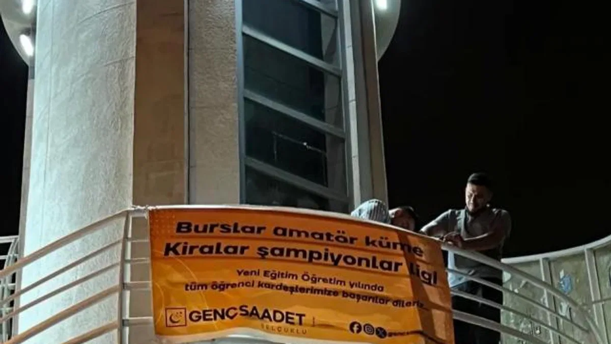Konya Selçuklu’da ‘Saadet’li gençlerden öğrencilere pankartlı karşılama