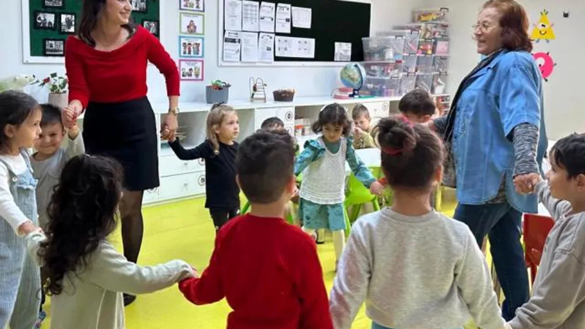 Antalya Muratpaşa’da emekli öğretmenlerden miniklere sürpriz
