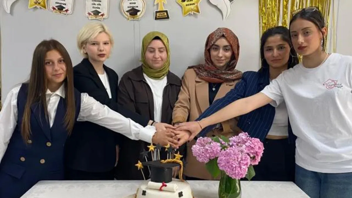 Kocaeli Beyaz Kalpler’de mezuniyet sevinci