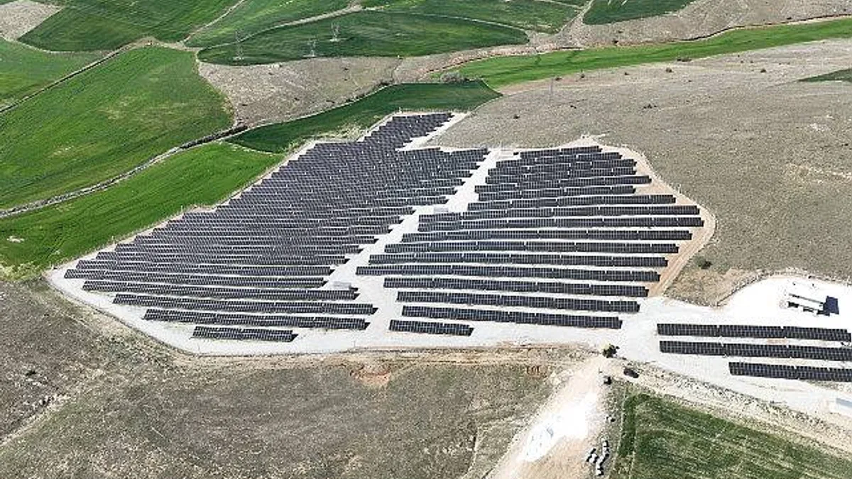 Selçuklu Belediyesi’nin enerji verimliliği ve çevre koruma faaliyetleri kapsamında yaptığı çalışmalarından biri olan Bağrıkurt GES projesinde enerji üretimine başlandı