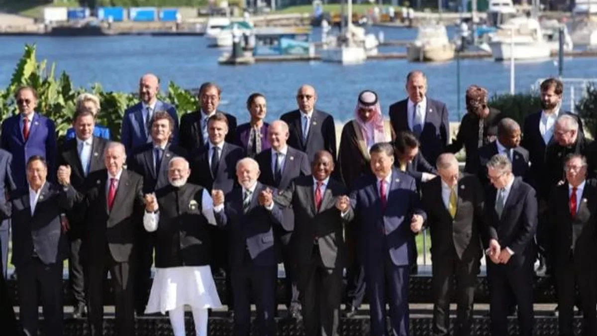 G20’de aile fotoğrafında el ele poz