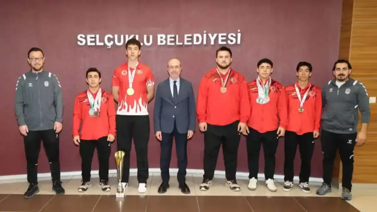 Selçuklu’nun milli sporcuları belediyede ödüllendirildi