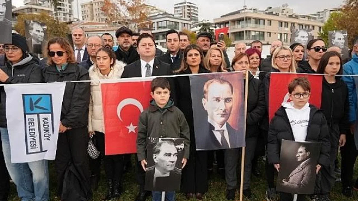 Kadıköy’de 9’u 5 Geçe Ata’ya Saygı Zinciri
