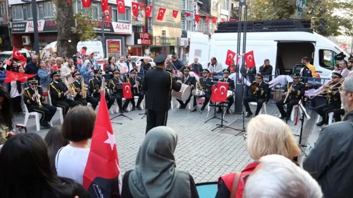 Cumhuriyet Bulvarı Ata’nın sevdiği şarkılarla çınladı