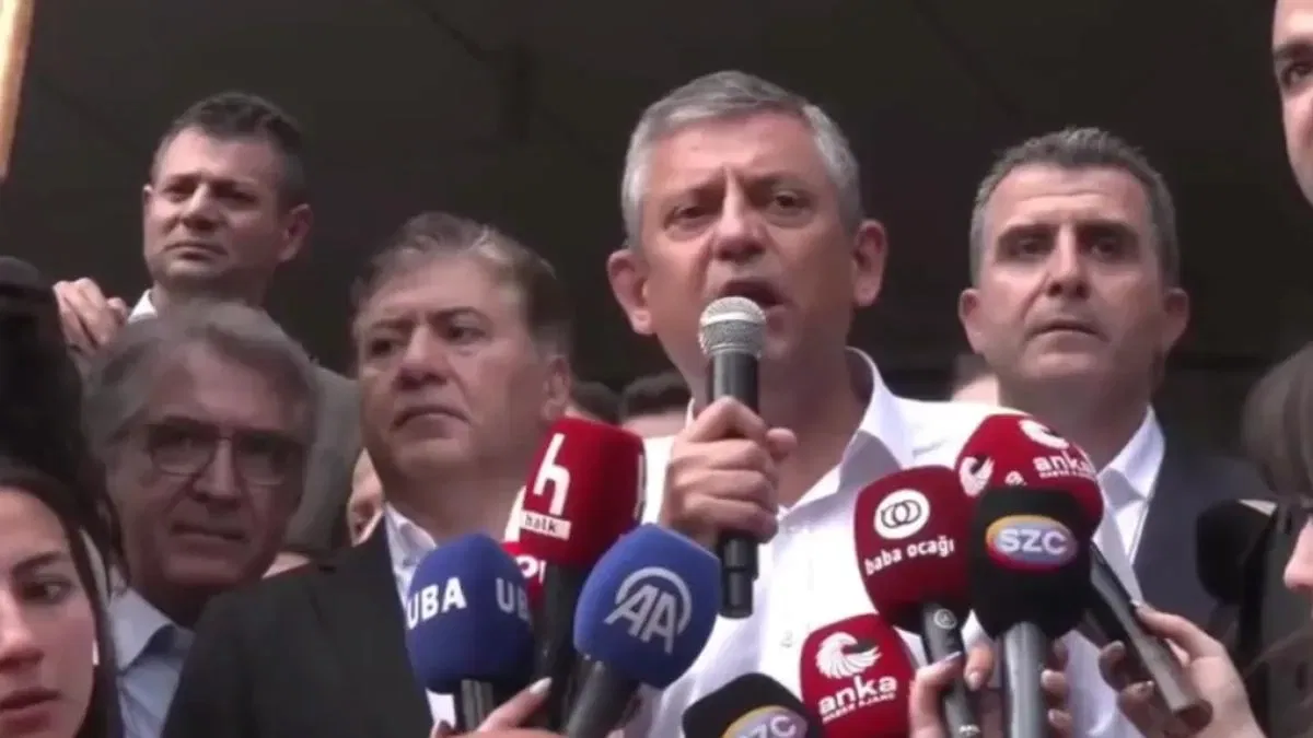 Özgür Özel: CHP sokakta, meydanda, yoldadır… Geri gelmek üzere çıkıyorum!