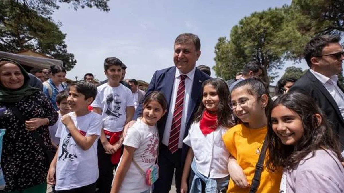 Başkan Tugay Kültürpark’ta çocuklarla bir araya geldi