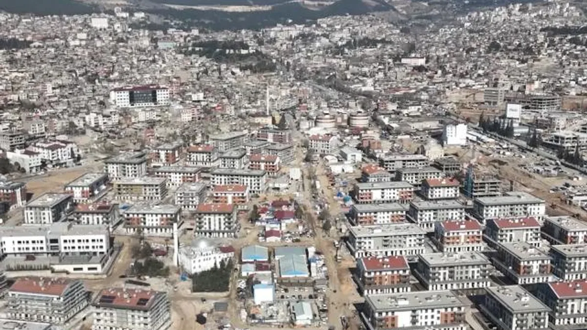 Ağır yıkıma uğrayan şehir yeniden ihya ediliyor… Kahramanmaraş’ta 4 bin işçi aralıksız çalışıyor